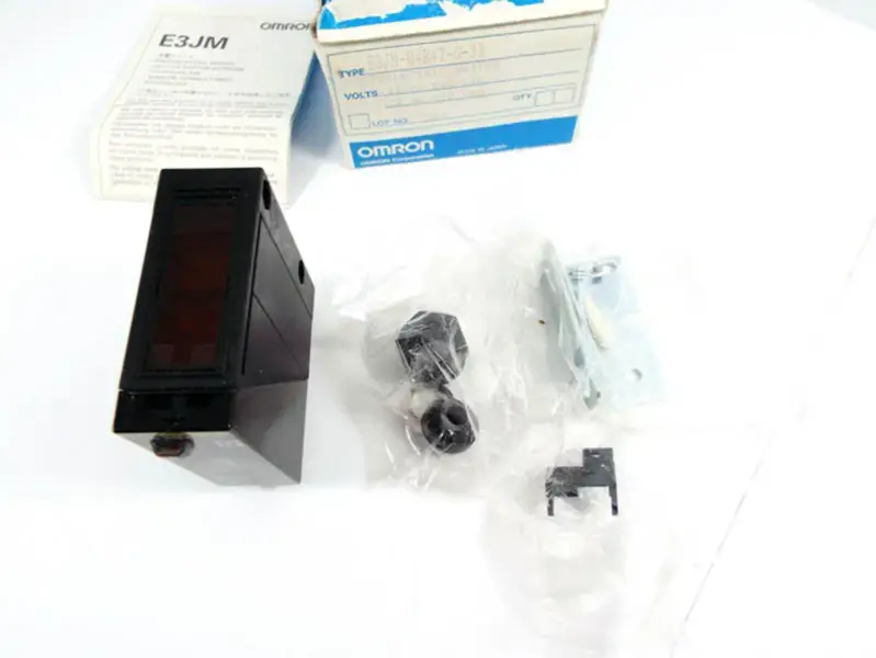 OMRON E3JM-R4R4T-G-33 Capteur photoélectrique