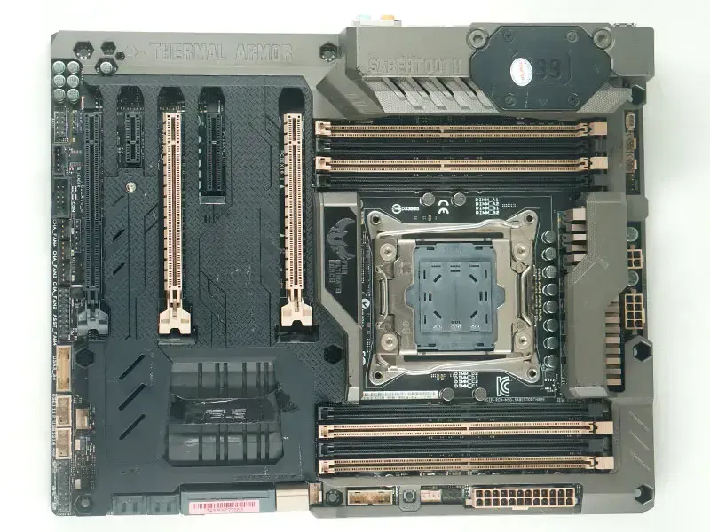 Asus SABERTOOTH X99 carte mère