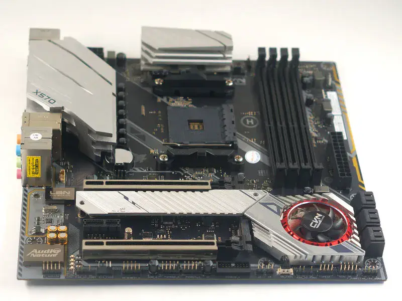 Carte mère CVN X570M GAMING PRO V14 colorée
