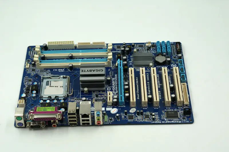 Carte mère Gigabyte GA-P45T-ES3G P45T-ES3G P45 LGA 775 ATX