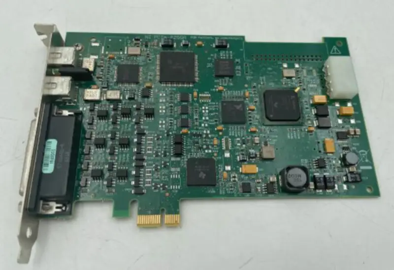 Carte NI PCIe-8255R DAQ avec interface 1394B