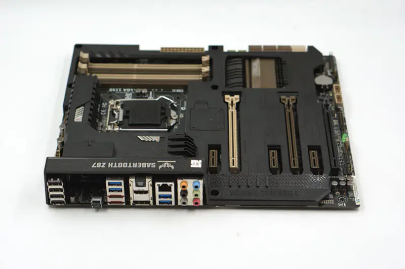 Carte mère Asus SABERTOOTH Z87 LGA1150 DDR3 64GB